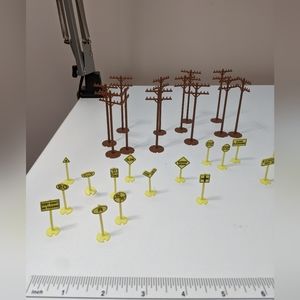 Vtg Bachmann Ho Scale Telephone Pole & Street Sign Lot for train layout, diorama